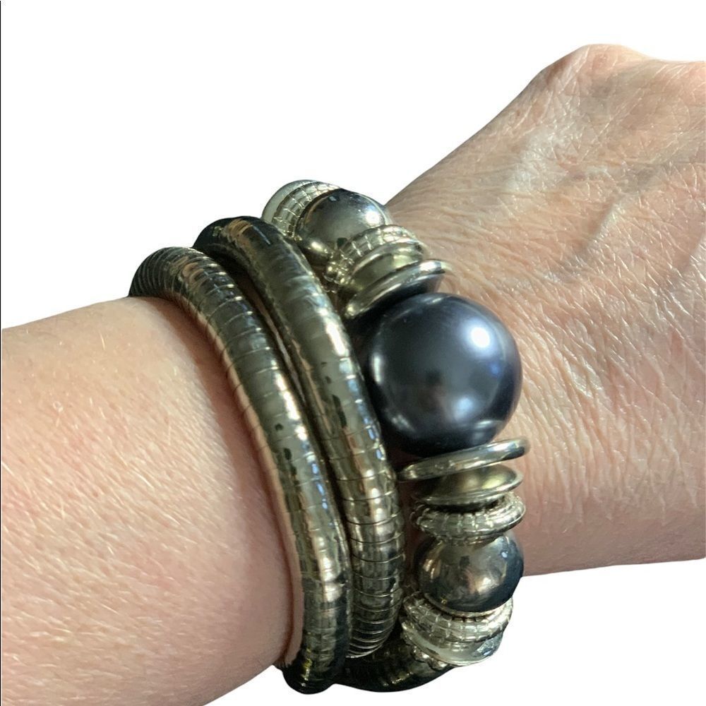 Gray pearl and silvertone coil bracelet